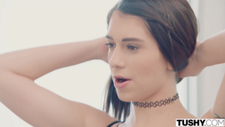 Ебарь жарит анал красавицы на глазах ее подруги