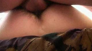 Гинеколог лижет бритую манду мамочке и трахает ее на полу