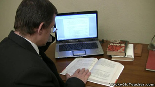 Брюнетка с двумя бантиками ловит ртом малафью своего препода