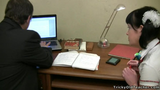 Брюнетка с двумя бантиками ловит ртом малафью своего препода