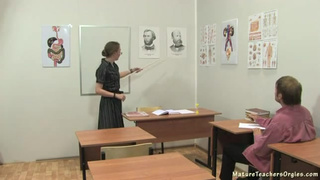 Студент дрючит любимую учительницу на парте в классе