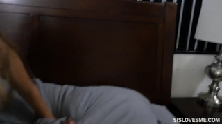 Сношает на постели случайную знакомую