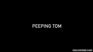 Сношает на постели случайную знакомую