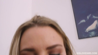 Сестричка делает отсос брату и не может оторваться