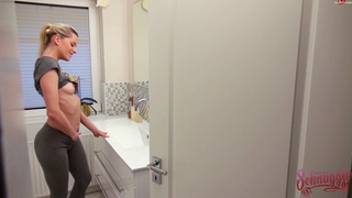 Секс в ванной устроил немецкой проститутки во время мастурбации