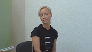 Симпатичная блондиночка дала себя выебать в очко в первый раз