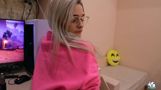 Сеструха в очках обсасывает брату хуец и ебется в попу, пока старики в магазине