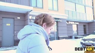 Коллектор шпилит сексуальную должницу, сделавшую себе новую грудь