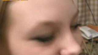 Наивная блондиночка напилась и начала оральный секс