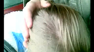 Блонди делает отсос в авто