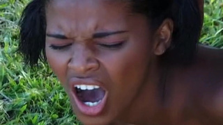 Долбит юную 18 лет негритянку с маленькими дойками в очко