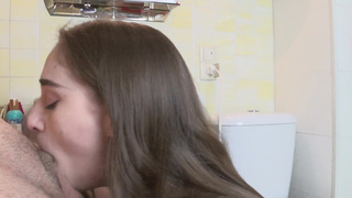 Любительский глубокий минетик от русской девченки Насти