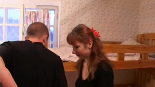 Пьяным свингерам посасывают хуи чужие супруги