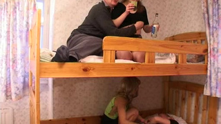 Пьяным свингерам посасывают хуи чужие супруги