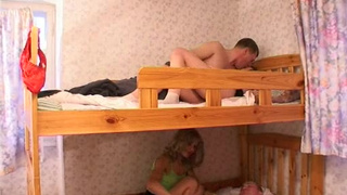 Пьяным свингерам посасывают хуи чужие супруги
