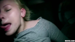 Смазливая стерва приняла в рот свежую малафью своего паренька