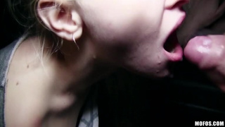 Смазливая стерва приняла в рот свежую малафью своего паренька