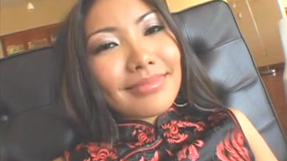 Азиатская девка показала большое очко после ебли