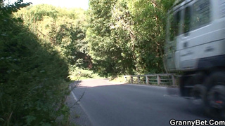 Внучонок вывез на природу и трахнул рачком свою развратницу бабушку