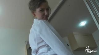 Медсестра мастурбирует пациенту для анализа