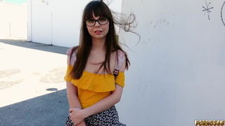 Пикапер с огромным членом разводит малышку в очках на жесткую порку