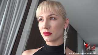 Белокурая Светлана подставила половую щель под хуец пацанчика за огромные деньги