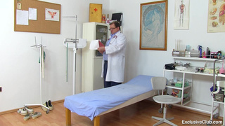 Блонди Оксана пришла к гинекологу за справкой