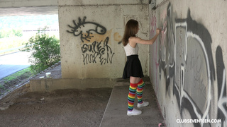 Русская неформалка на улице долбится в позе наездницы с незнакомцем