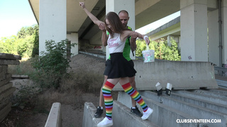 Русская неформалка на улице долбится в позе наездницы с незнакомцем