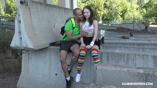 Русская неформалка на улице долбится в позе наездницы с незнакомцем