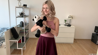 Неумелая сестренка посасывает елдак и смотрит родному брату в глаза