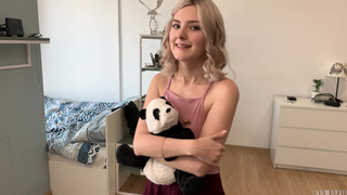 Неумелая сестренка посасывает елдак и смотрит родному брату в глаза