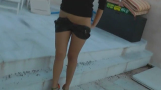 Шпилит в жопу малышку с приспущенными шортами