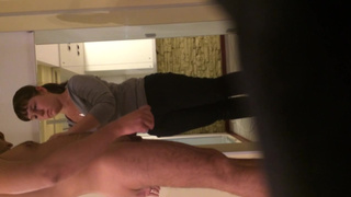 Суженый надрачивает конец в присутствии супруги