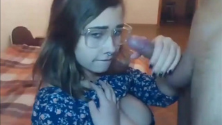 Молодка облизывает в очках новому бойфренду