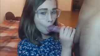 Молодка облизывает в очках новому бойфренду