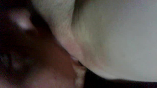 Благоверный тщательно вылизал дырень наивной супруги после того как побывал там членом