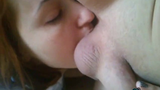 Неопытная рыжая студентка делает минетик парню и застенчиво смотрит на камеру