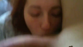 Неопытная рыжая студентка делает минетик парню и застенчиво смотрит на камеру