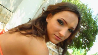 Сухощавая брюнетка в позе раком делает отсос в групповом порно видео