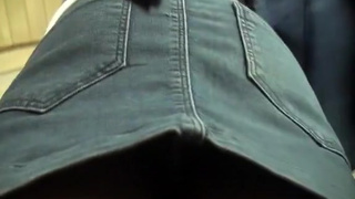 Неопытной пацан подглядывает под юбку своей девушке