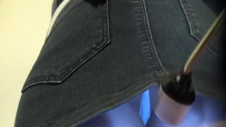 Неопытной пацан подглядывает под юбку своей девушке