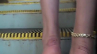 Неопытной пацан подглядывает под юбку своей девушке