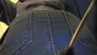 Неопытной пацан подглядывает под юбку своей девушке