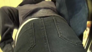 Неопытной пацан подглядывает под юбку своей девушке