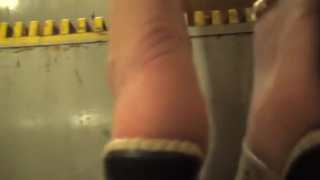 Неопытной пацан подглядывает под юбку своей девушке