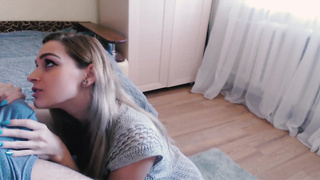 Сеструха отсосала брату писюн, чтобы он не рассказывал родителям что она курит