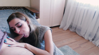 Сеструха отсосала брату писюн, чтобы он не рассказывал родителям что она курит