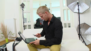 Фотограф как следует разработал анал юной красотке