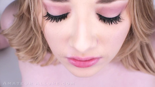 Милашка отсасывает и с удовольствием дает в мокрую щель